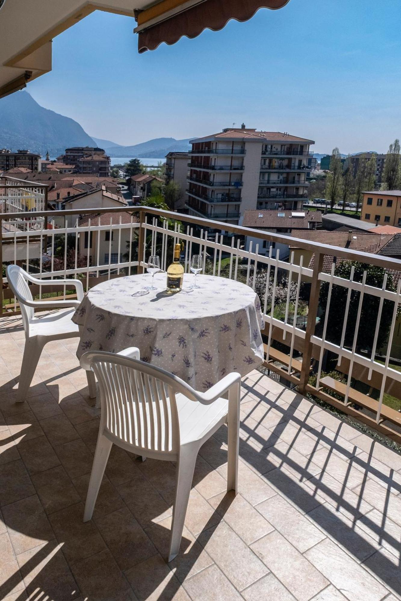 Casa Vacanze Heidi Vista Lago Verbania Exterior photo